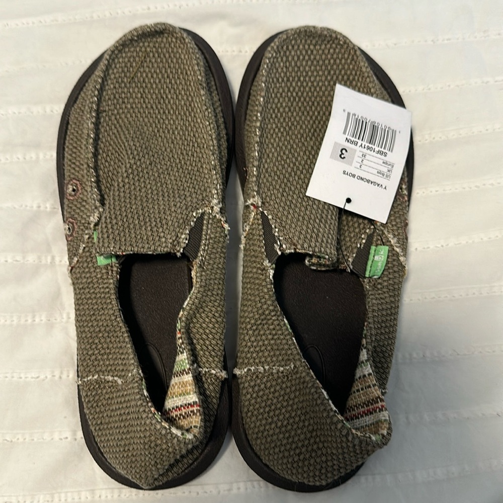 NWT - Sanuk boys size 3 slip on shoes